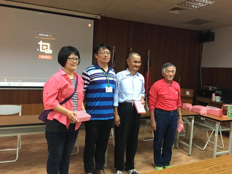 課長贊助禮品頒獎給學員