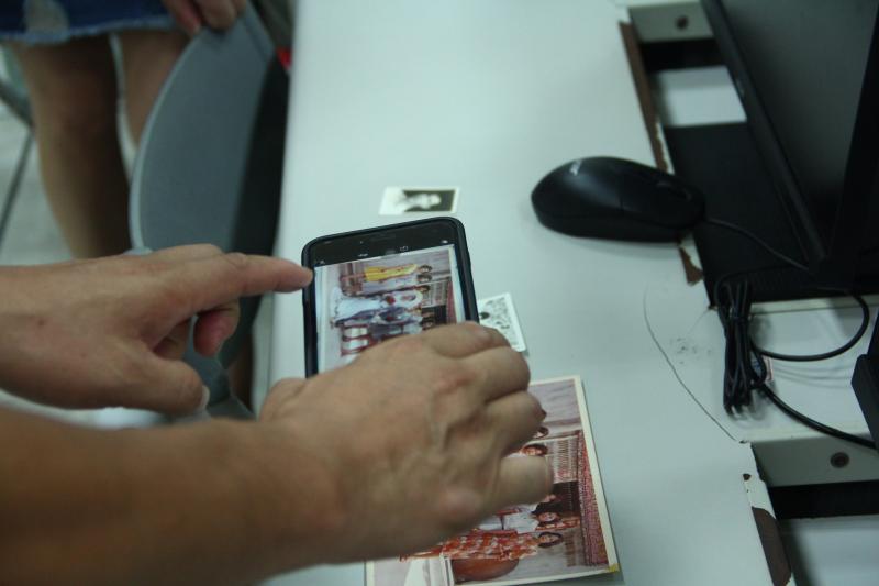 拍攝地點：苗栗縣卓蘭國小 DOC 電腦教室 / 卓蘭 DOC
老照說故事課程，講師請學員們將帶來的老照片進行掃描的動作，教導學員使用好用的APP，將一張張的老照片全都數位化，永久保存。