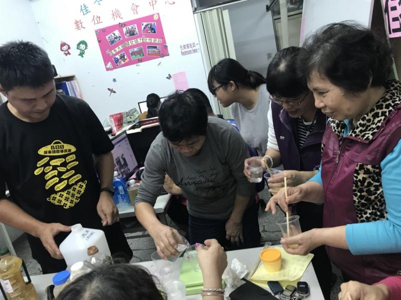 造著老師指導的方式學員們認真操作