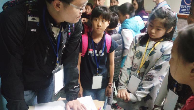 學員在聽主任講解說明