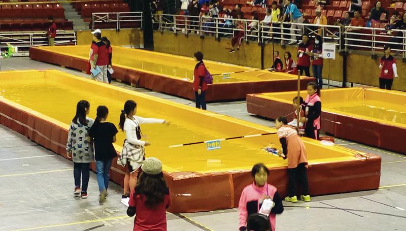 機器人龍舟比賽現場