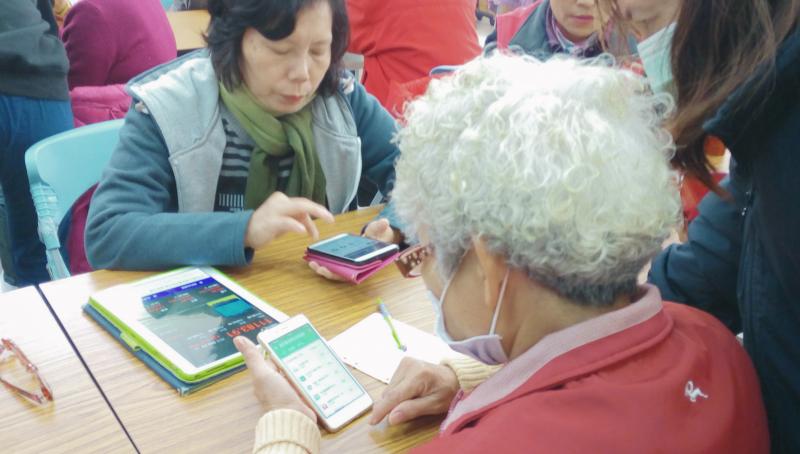 港東的志工阿嬤們學習如何使用手機