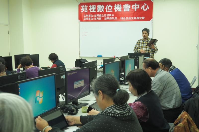 老師帶領學員們認識平板電腦以及相關基礎功能操作