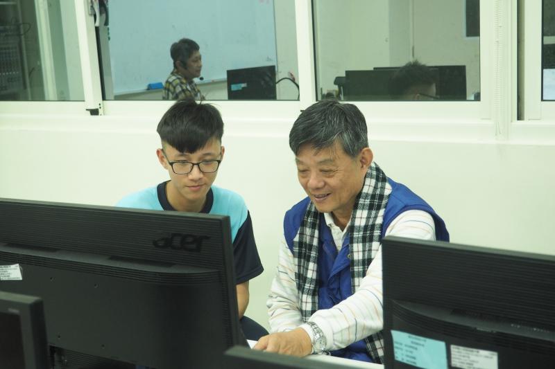 小天使協助學員們使用平板電腦