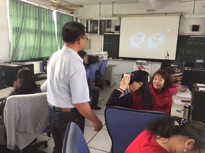 學員體驗VR帶來的刺激，同時探索新科技