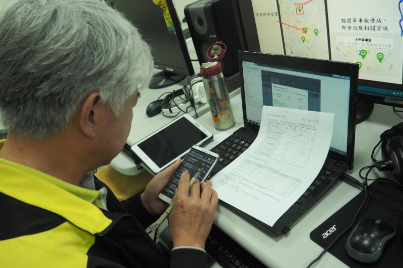 學員認真練習中