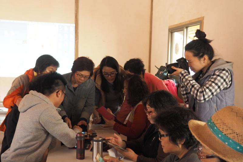 老師指導學員使用LINE軟體