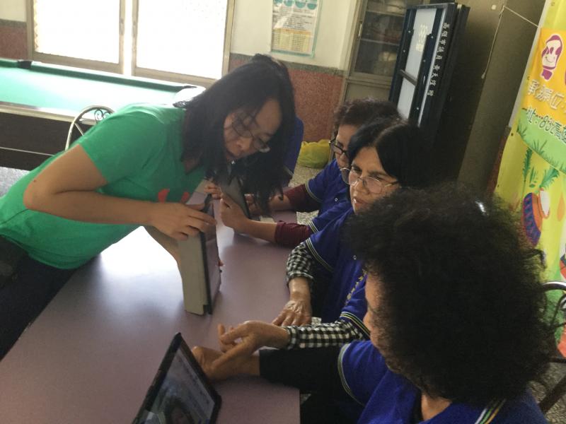 講師指導學員操作平板使用技巧