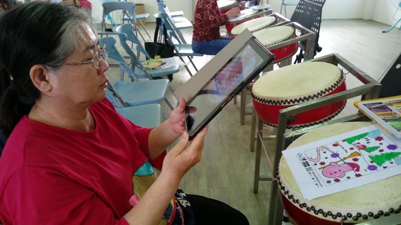 畫玩了~平板電腦拿出來! 對著畫紙