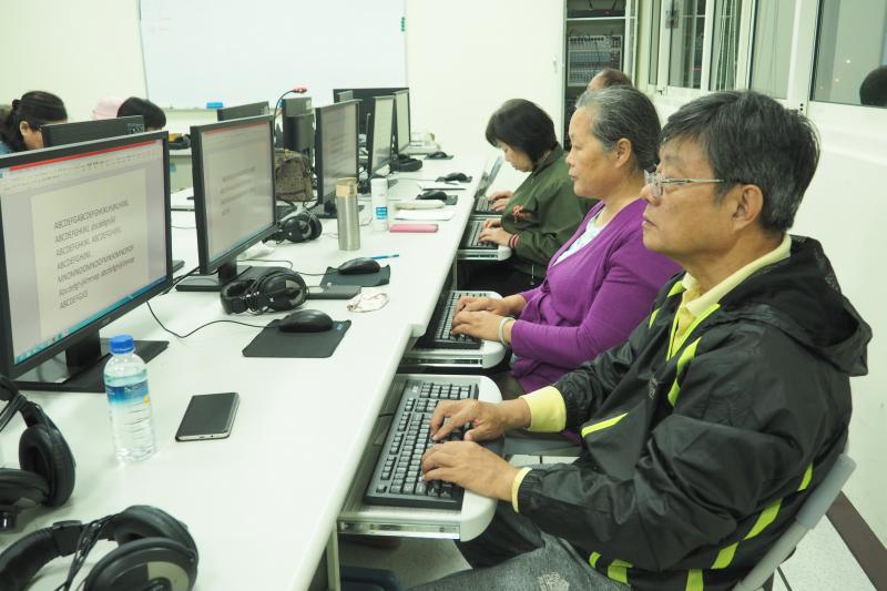 學員們認真練習鍵盤指法