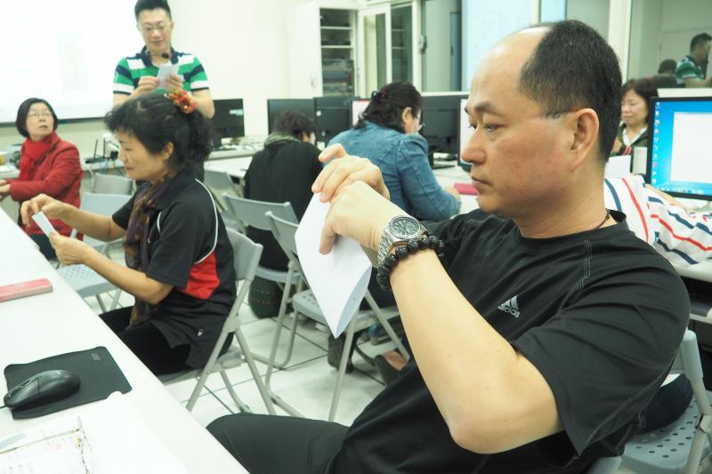 學員依照老師講解步驟依序折法