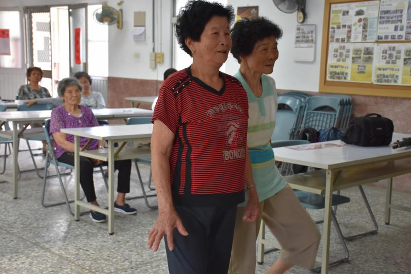 兩人一組~一起跟著VR動一動