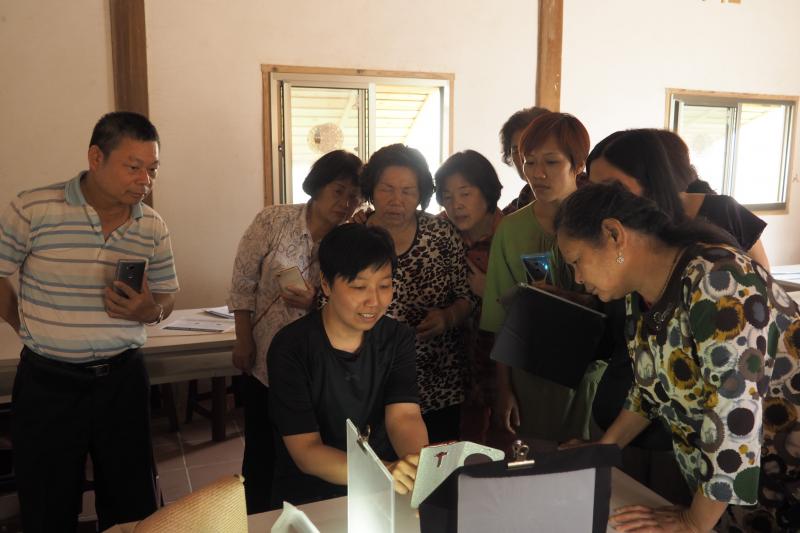 老師示範拍攝物品讓學員了解拍攝構圖