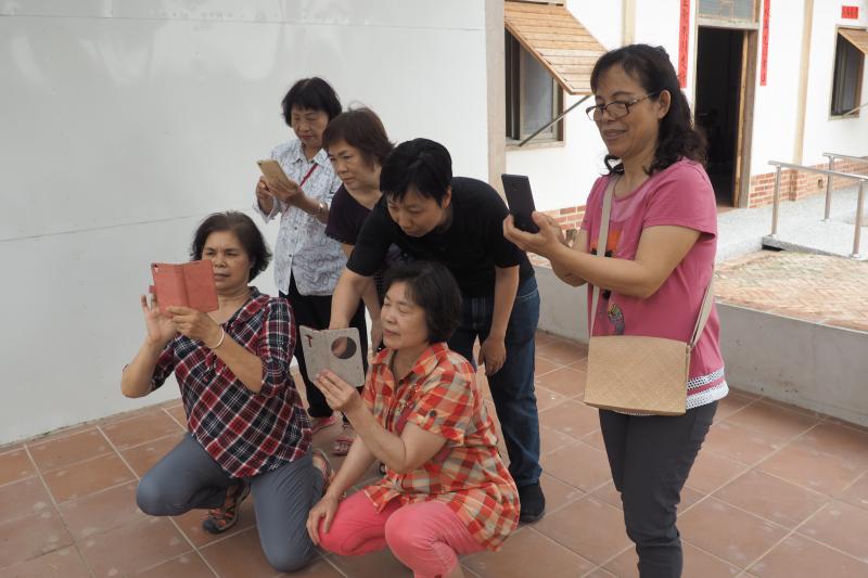 老師一邊講解一邊拍攝，告訴學員們拍攝角度以及調EV值