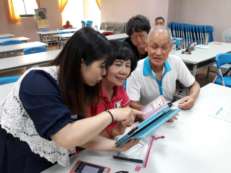老師指導學員操作平板電腦