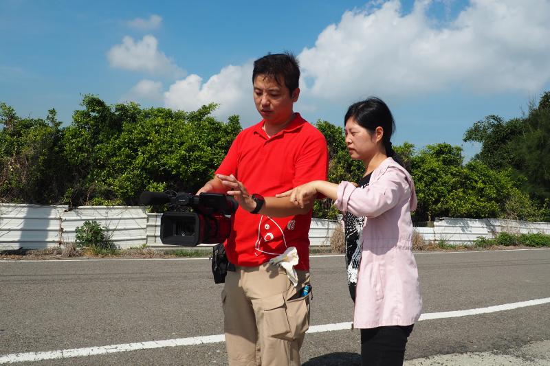 老師與學員討論攝影機拍攝方式