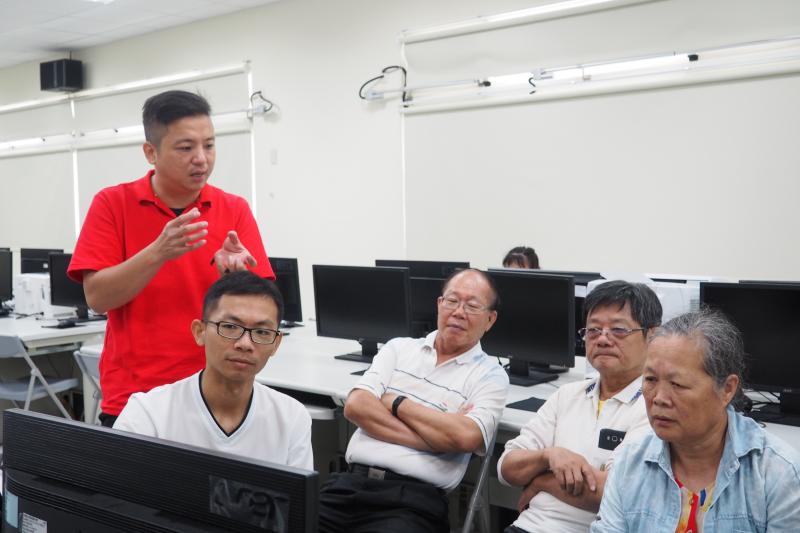 老師讓學員們各司其職，以及學員遇到任何使用威力導演軟體方面上的問題，或對影片流程架構有任何疑問都可以提出