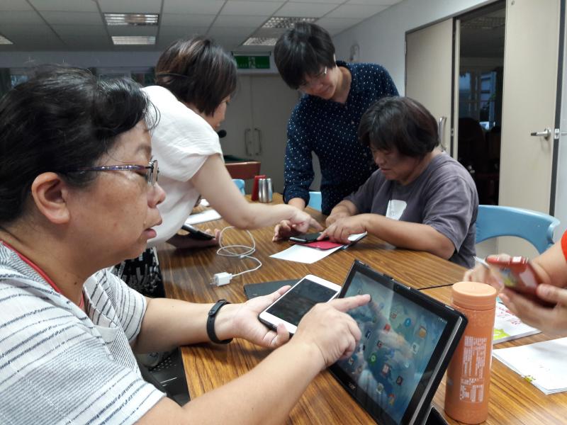 講師指導學員操作平板電腦與手機