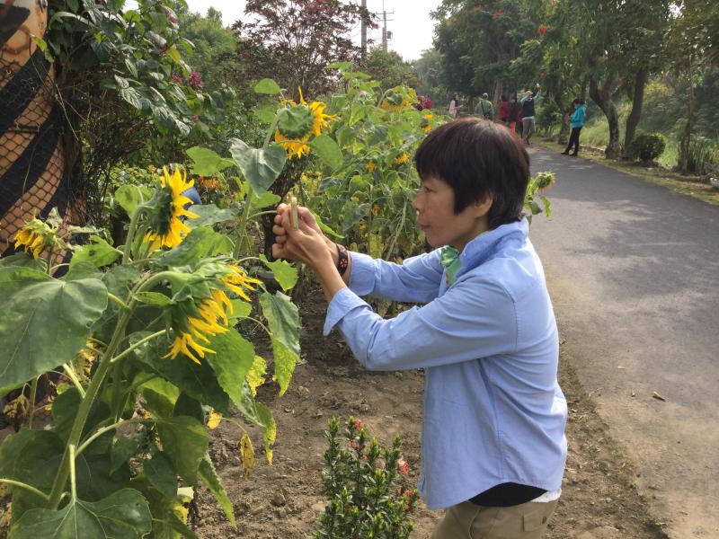 學員大姊認真拍照的模樣
相信一定能拍出好照片