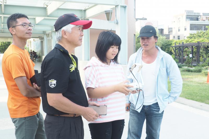學員操作空拍機專注看螢幕