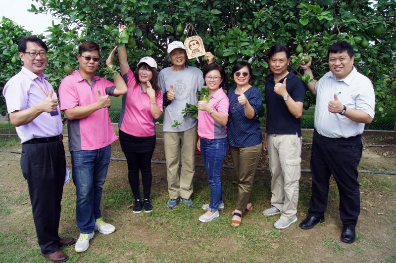 麻豆DOC辦理柚樹認購活動
由南仁湖企業股份有限公司與嘉吉果園簽約
為地方~種下一棵希望的種子