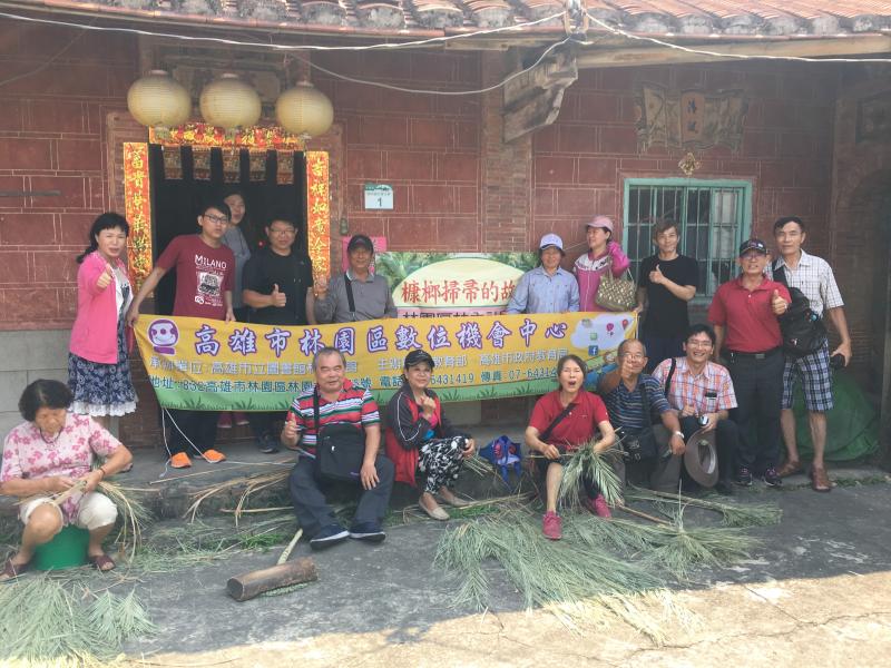 學員實際走出教室，戶外拍攝在地特色商品並合影