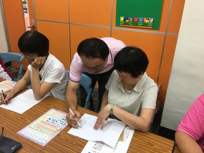 講師逐一與學員指導設計發想