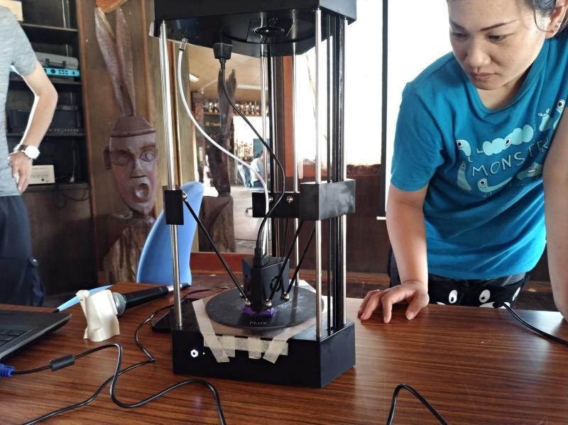學員們對眼前發出運作音的3D列印機充滿好奇。