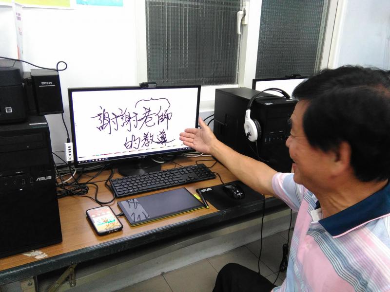 學員學習Inkscape 繪圖軟體，並手繪藝術字體並做成果展示，即使第一次接觸也不用慌張，吉安DOC的講師會一步步教學。