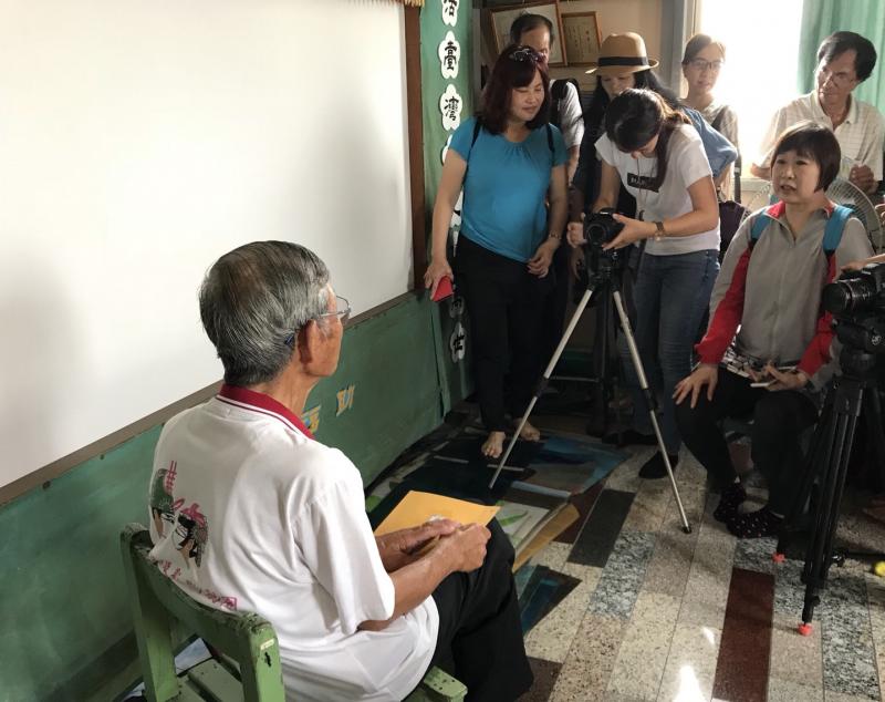 學員與講師帶著器材前往皮影戲戲館紀錄臺灣僅存的少數文化