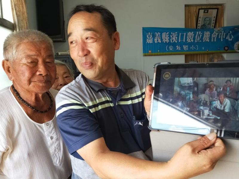 老師教學員如何將書中的恐龍，帶到課堂上一起上課玩自拍