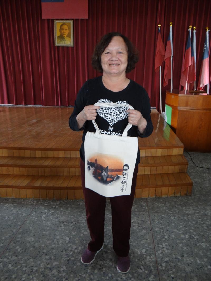 圖為林秋蘭女士，上了竹崎數位中心的轉印課程，自己設計的圖樣，並成功轉印在帆布袋上。
