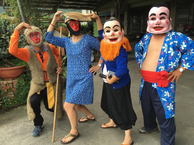 拍攝地點:新竹縣芎林鄉下山村張家方口獅/芎林DOC
選美比賽開始,
咦!!
怎麼會有 “澎肚的”、”擺健美姿勢的”、”美猴王”??
猜猜看,那位是上課活潑生動有趣,又善