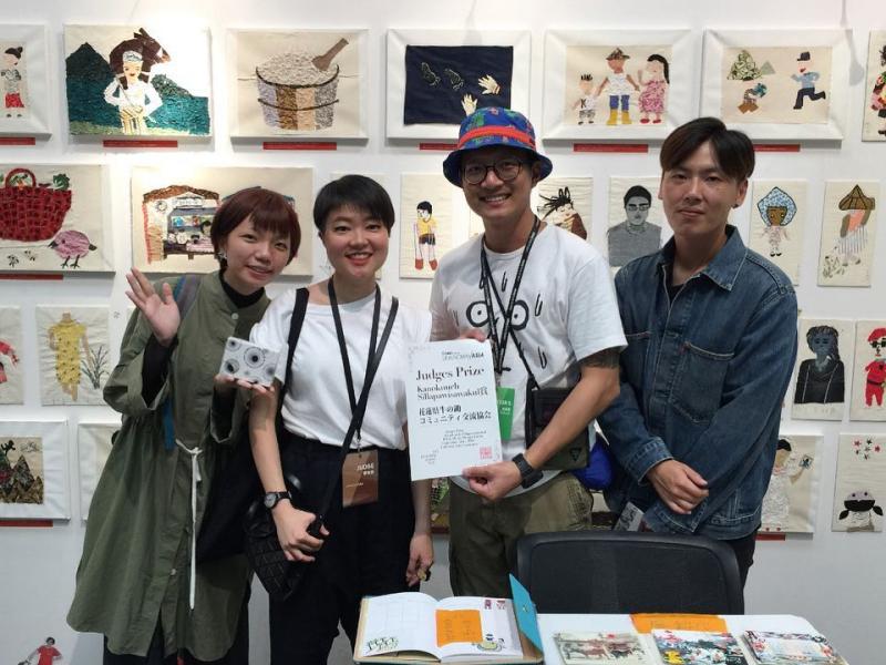 三媽卡前進全世界!!!
UNKNOWN ASIA Art Exchange Osaka
展出阿公阿嬤的作品。
帶著阿嬤們的的作品去到日本,我們雖然內心是輕鬆帶著一點點的興奮,但還是有些擔心,長輩們的作品能不能夠得到日本人的喜愛。但實際上,喜
