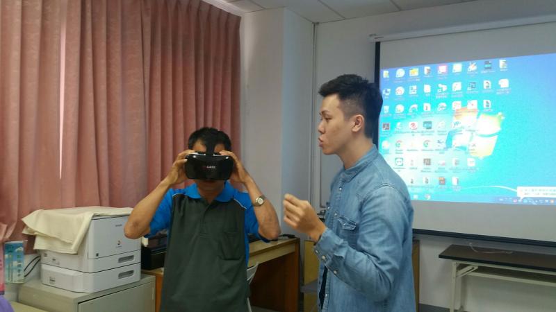 老師帶領學員體驗VR的魅力，
由於太真實，學員驚呼連連!!!