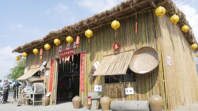 屏東縣萬巒鄉加匏朗夜祭文化，族人打造的茅草屋
