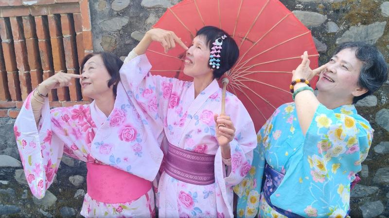 阿嬤們穿上日本和服，擔任網美，開心又興奮的在社區裡走來走去，讓親友們欣賞他們身穿和服的魅力，親友們也拿起手機幫他們拍照，可見數位推廣的方式百百款，這樣也行得通！