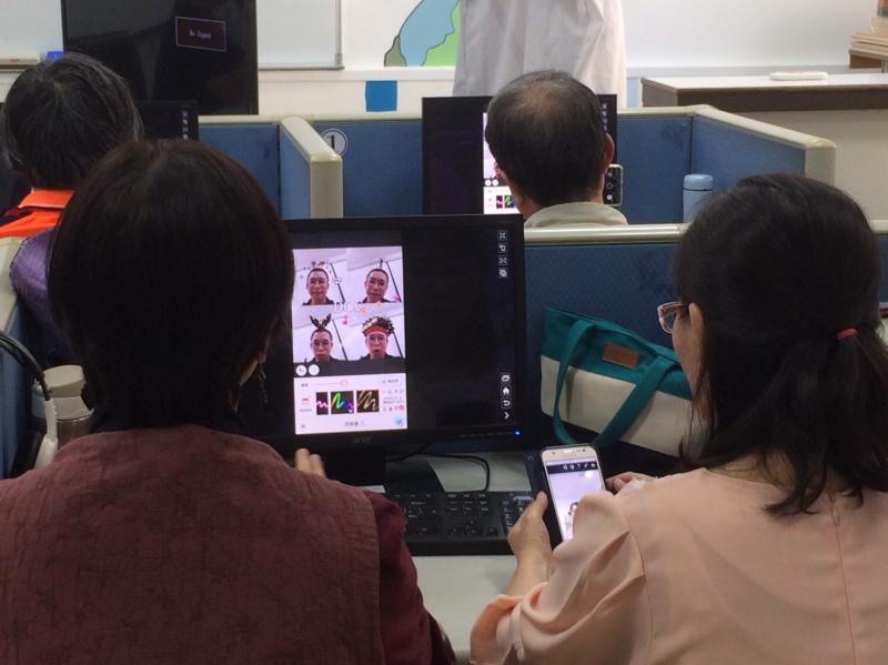 講師為學員介紹熱門實用APP，並教導學員手機如何與電腦同步投影