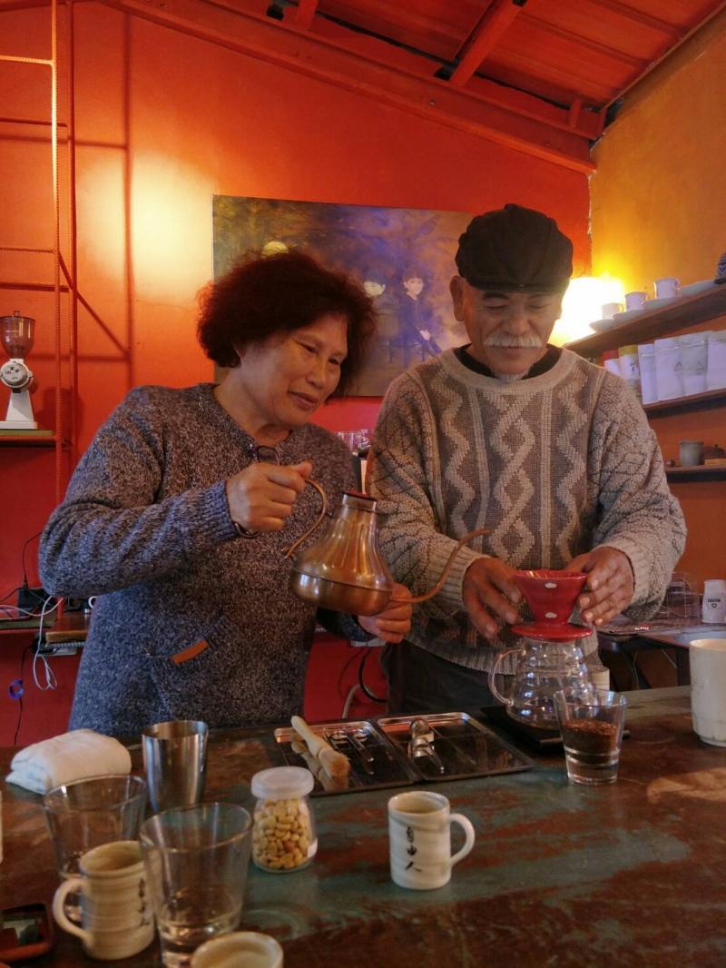 學員比黛與雅威第一次手沖咖啡的體驗