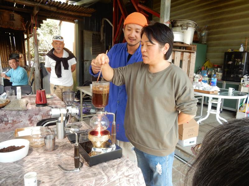 老師教學員麗玲咖啡沖煮過程攪拌咖啡粉的時機，與攪拌的手勢。