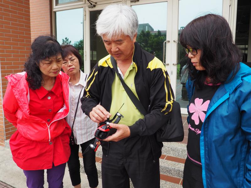 老師介紹空拍機的組裝過程