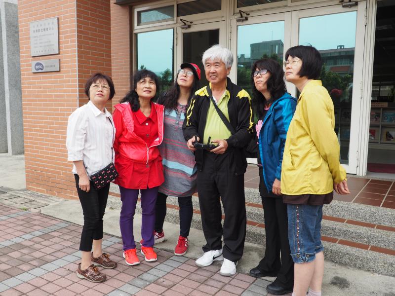 老師先示範操作空拍機