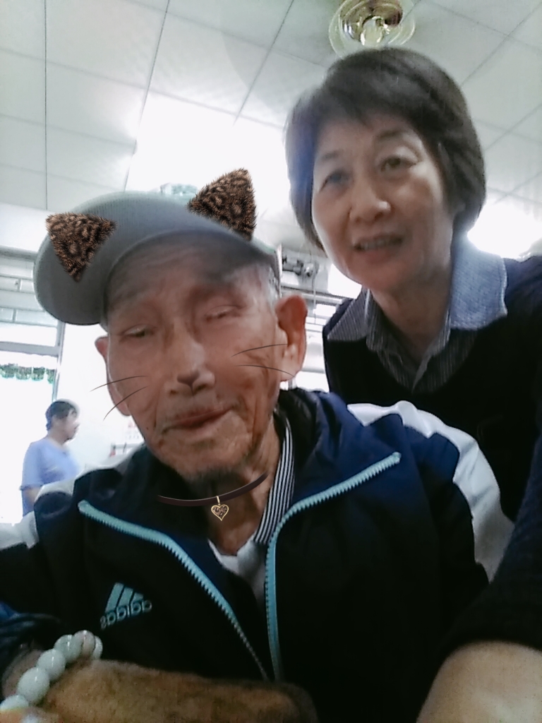 志工和一位九十九歲的阿公學習自拍的成果照片