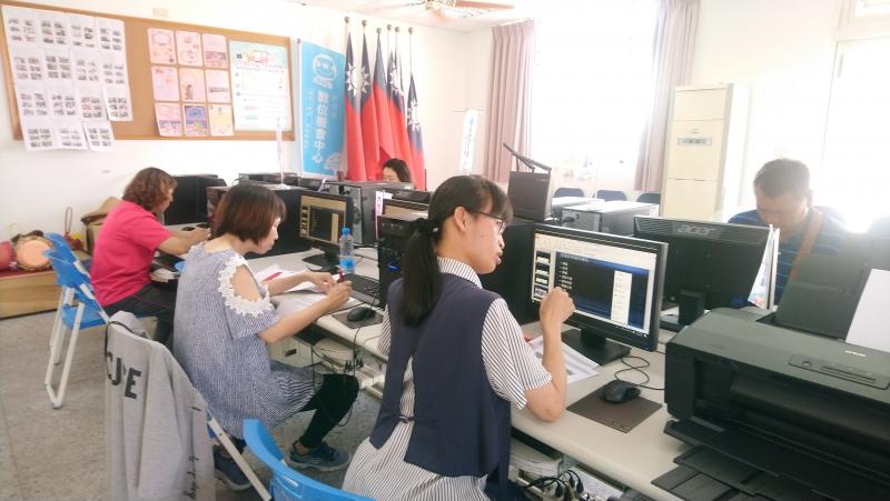 學員努力學習使用電腦