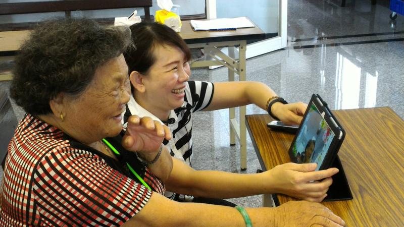 課程名稱：e滑就通
講師：連玉惠
上課地點:
台灣基督教會馬光教會
教導學員認識平板電腦及使用APP軟體操作使用