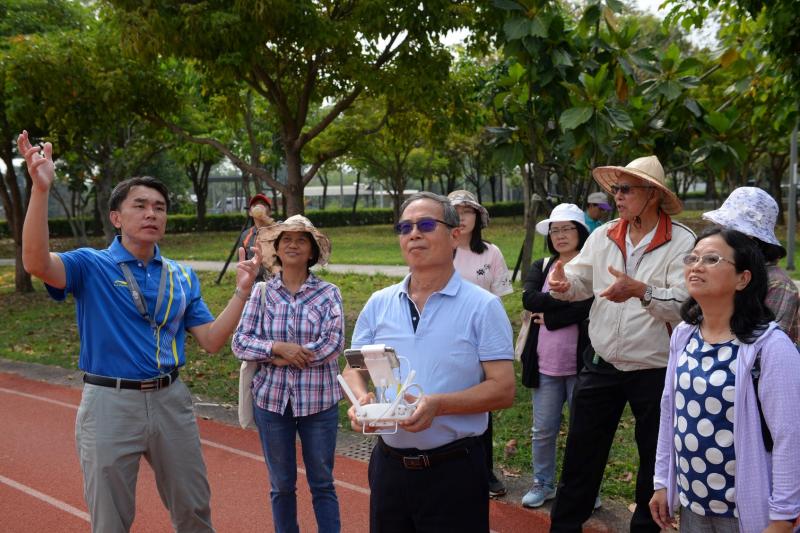 第一次接觸空拍機真是驚奇的經驗.以前總是從電視上或網路上看到大家在玩空拍機,一聽到大林數位機中心安排空拍機的課程,我就躍躍欲試.一開始先介紹空拍機的種類和機型,原來空拍機的入手並不貴,價格從2000-50000元就可入手.再過不久,