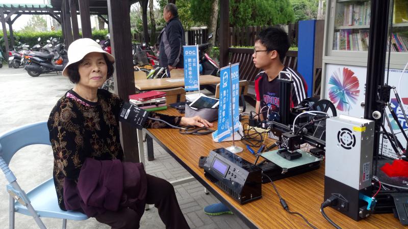 吉安DOC配合干城社區聯歡會，辦理推廣活動除了3D列印的現場展示之外，也持續推廣健康雲端血壓量測服務，一向是長輩學員喜愛的服務項目。