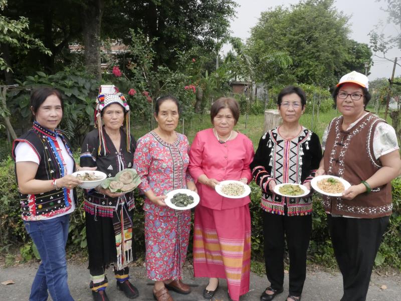社區的媽媽穿起雲南少數民族服飾，風采不減當年。