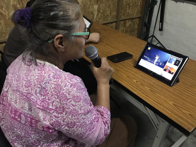 拍攝地點：泰安鄉士林村蘇嚕部落 / 泰安 DOC
泰安數位機會中心開設「平板K歌」課程，開拓新據點來到蘇嚕部落，以平易近人的課程開發新學員，學員天生的好嗓音一唱就獲得滿堂喝采，掌聲不斷。