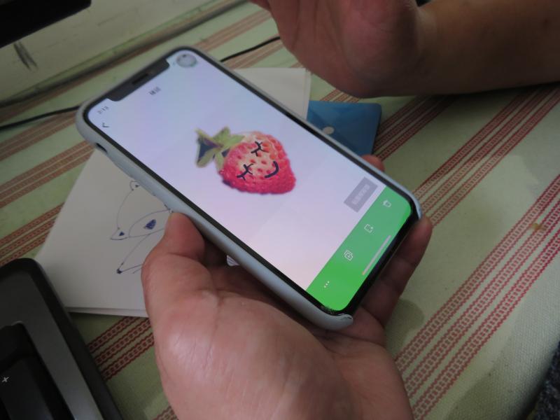 拍攝地點：新竹縣尖石鄉馬里光 DOC 教室 / 馬里光 DOC
馬里光數位機會中心開設「我的 LINE 貼圖」課程，發揮創意以無毒草莓為題材，細心繪製，加上可愛逗趣的表情，準備上架販賣。